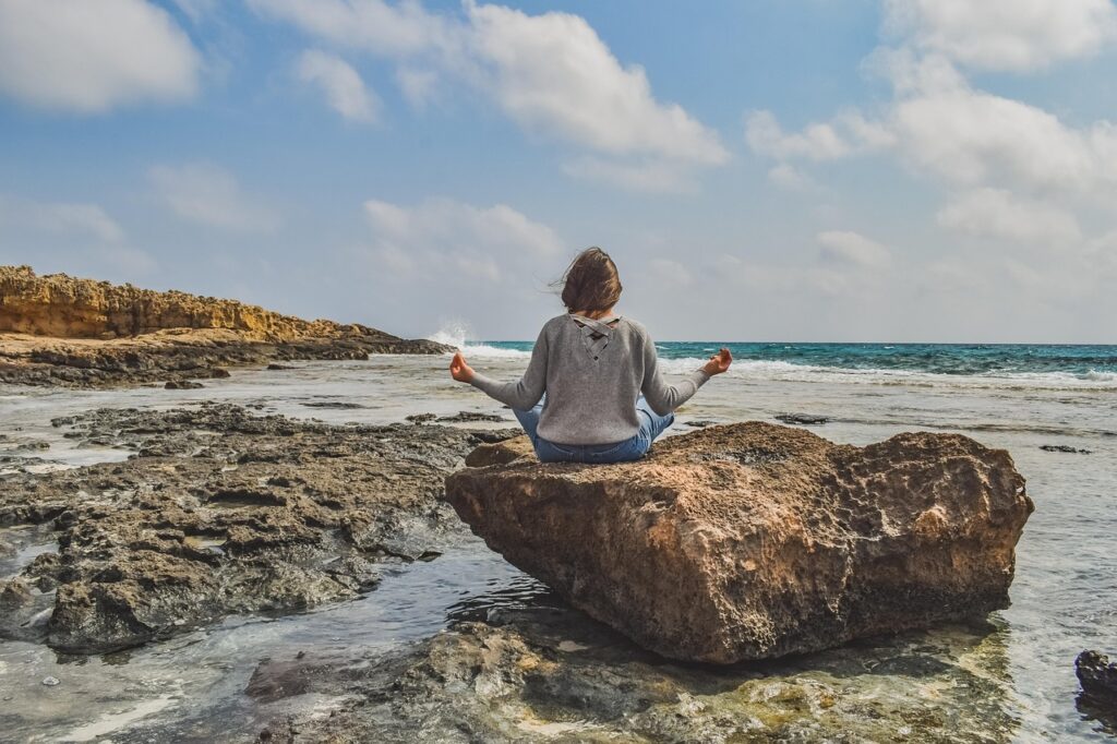 persona meditando